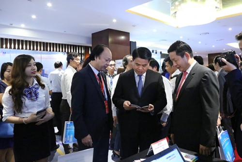 Chủ tịch UBND TP. Hà Nội Nguyễn Đức Chung và các đại biểu thăm quan các gian hàng