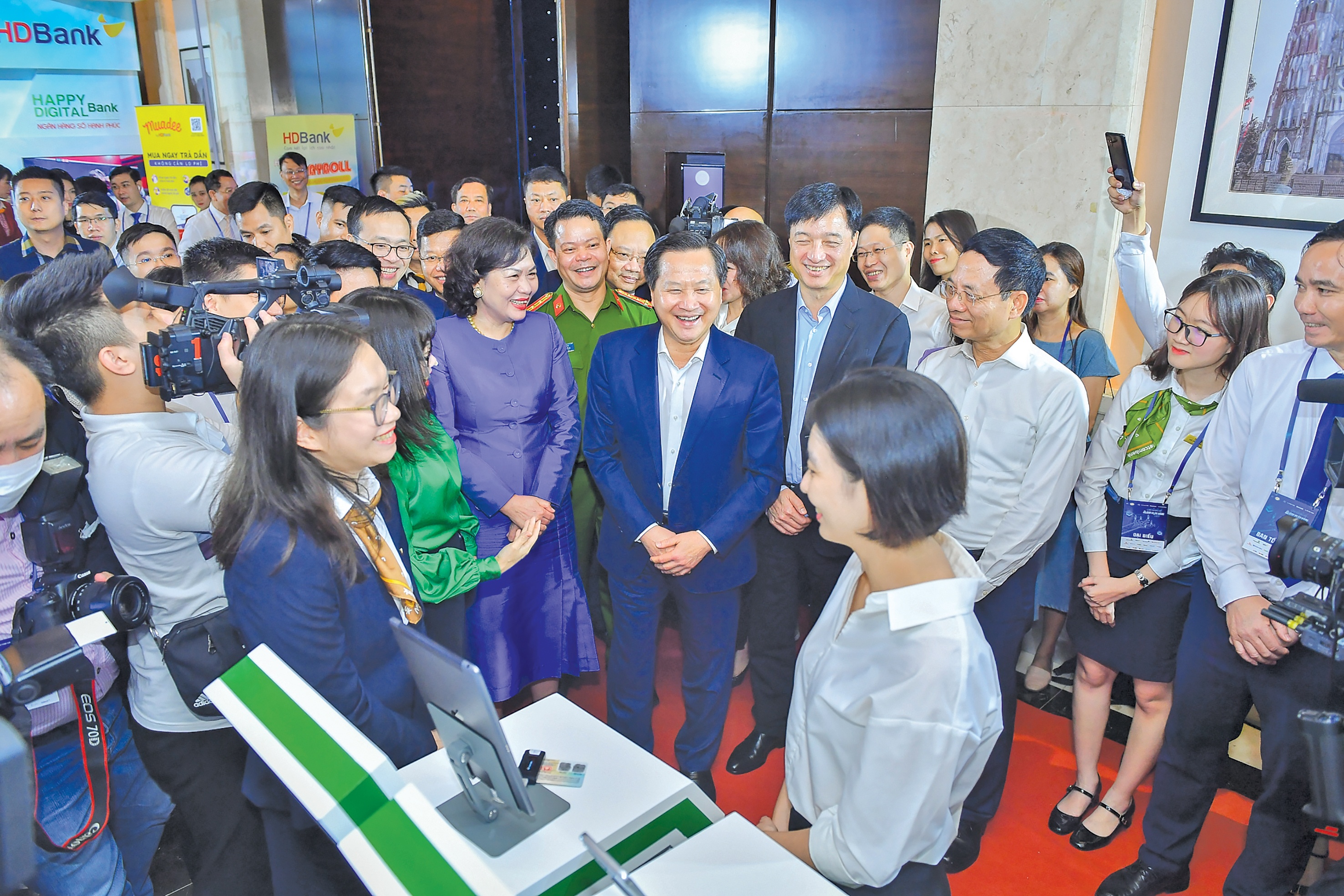 Phó Thủ tướng Lê Minh Khái thăm các gian triển lãm về những sản phẩm dịch vụ ngân hàng hiện đại trên nền tảng số Phó Thủ tướng Lê Minh Khái thăm các gian triển lãm về những sản phẩm dịch vụ ngân hàng hiện đại trên nền tảng số