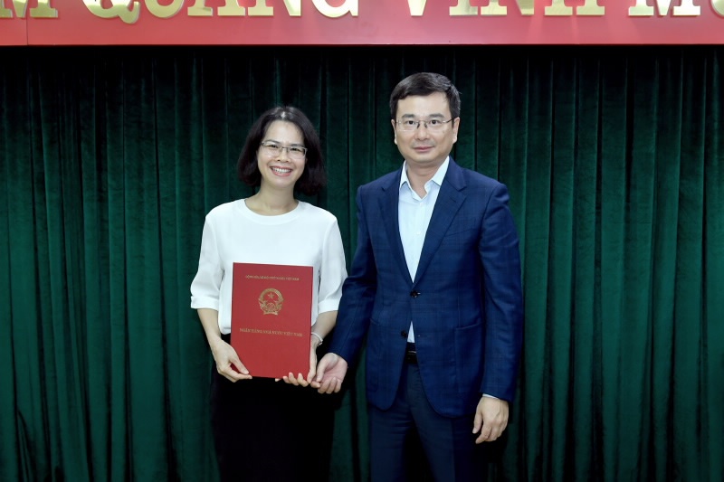 Phó Thống đốc Phạm Thanh Hà trao Quyết định cho bà Lê Thị Tuyết Phó Thống đốc Phạm Thanh Hà trao Quyết định cho bà Lê Thị Tuyết