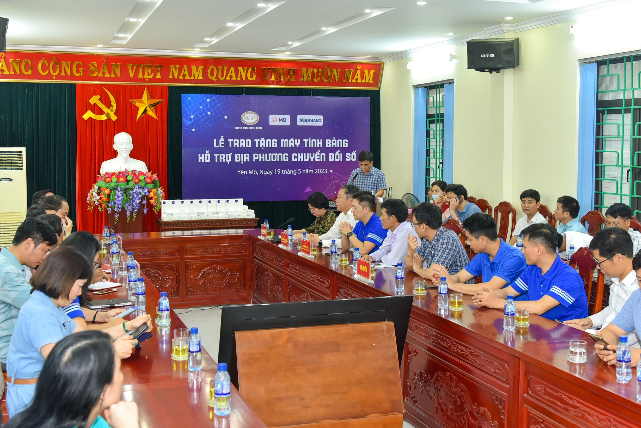Trao tặng quà hỗ trợ thực hiện công tác chuyển đổi số tại tỉnh Ninh Bình