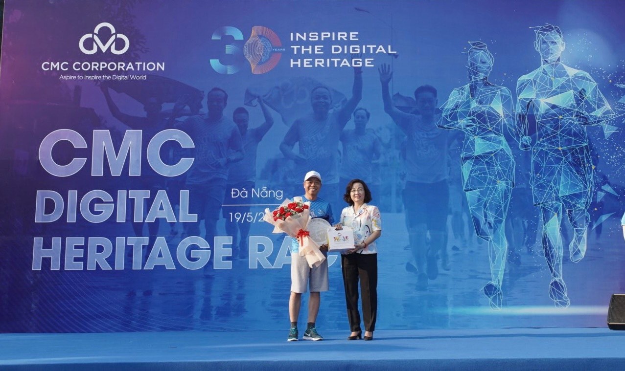 Bà Ngô Thị Kim Yến - Phó chủ tịch UBND thành phố Đà Nẵng tặng hoa và quà lưu niệm của UBND thành phố Đà Nẵng để chúc mừng sinh nhật ý nghĩa của CMC bước sang tuổi 30