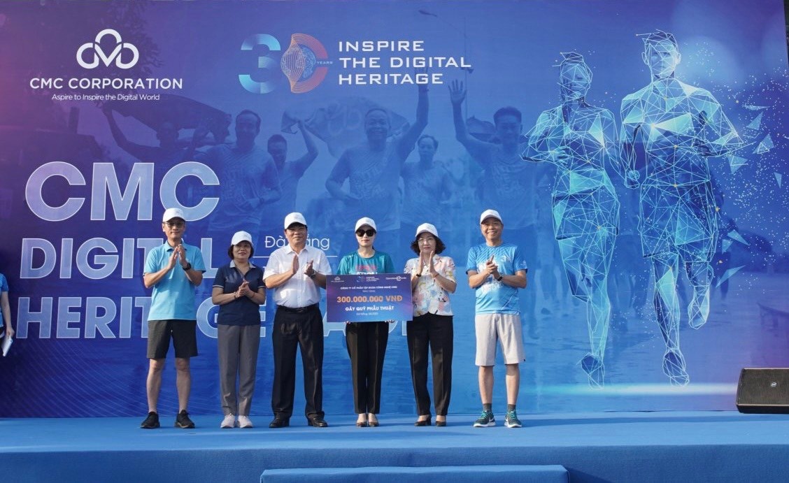 Tại giải chạy, đại diện lãnh đạo UBND thành phố Đà Nẵng và Tập đoàn Công nghệ CMC đã trao tặng món quà ý nghĩa này tới Tổ chức phẫu thuật nụ cười Operation Smile.