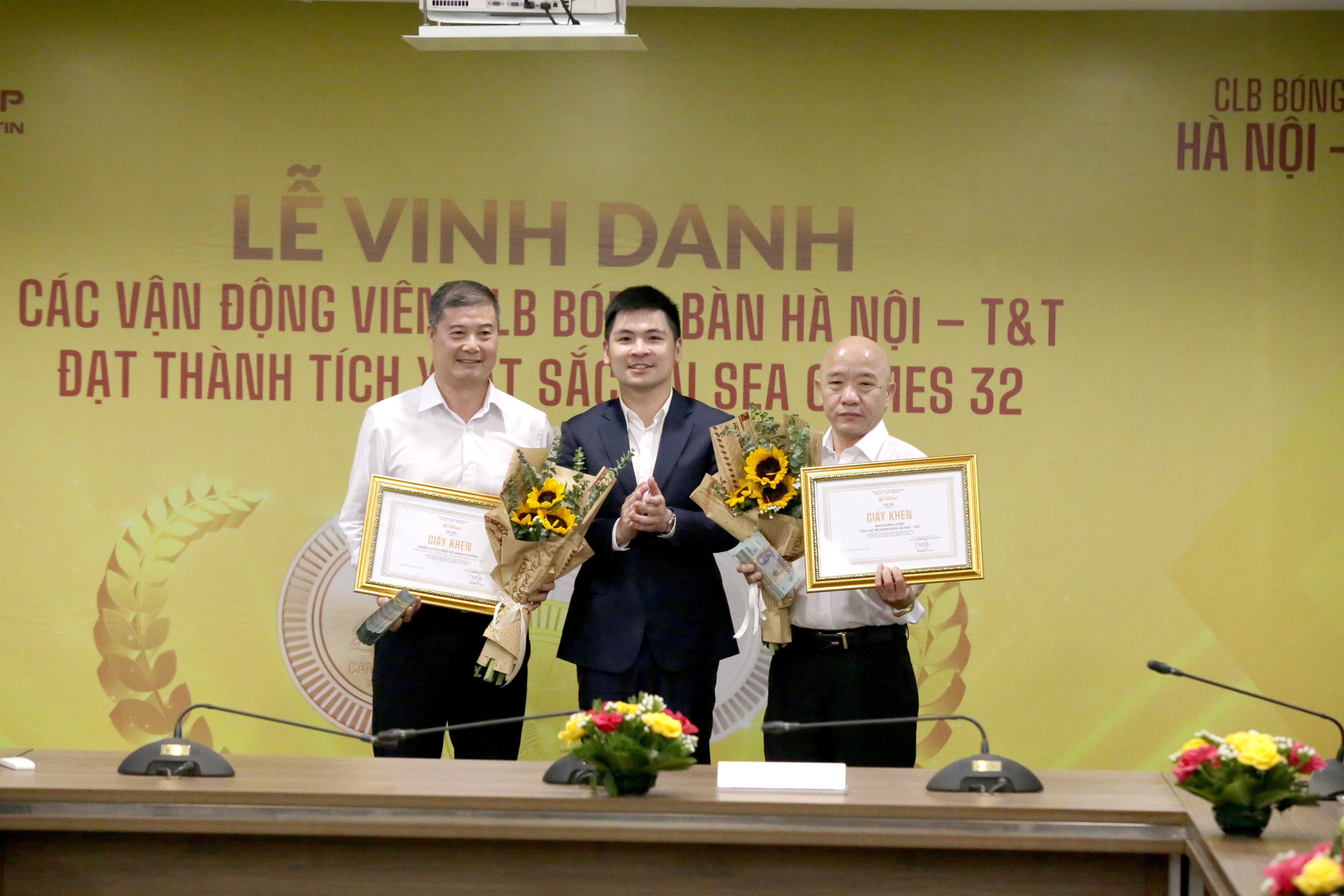 Thành viên ban huấn luyện CLB bóng bàn Hà Nội T&T được vinh danh