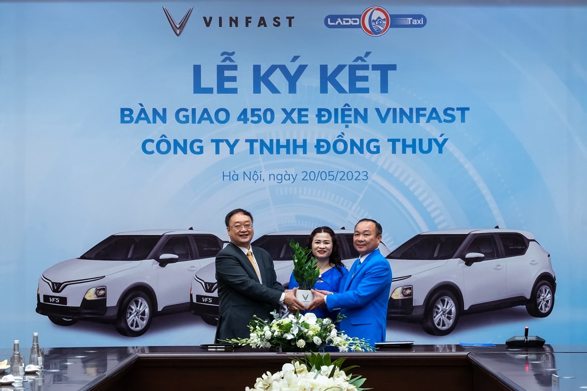 Lado taxi mua thêm 300 xe VinFast VF 5 plus để mở rộng dịch vụ taxi điện