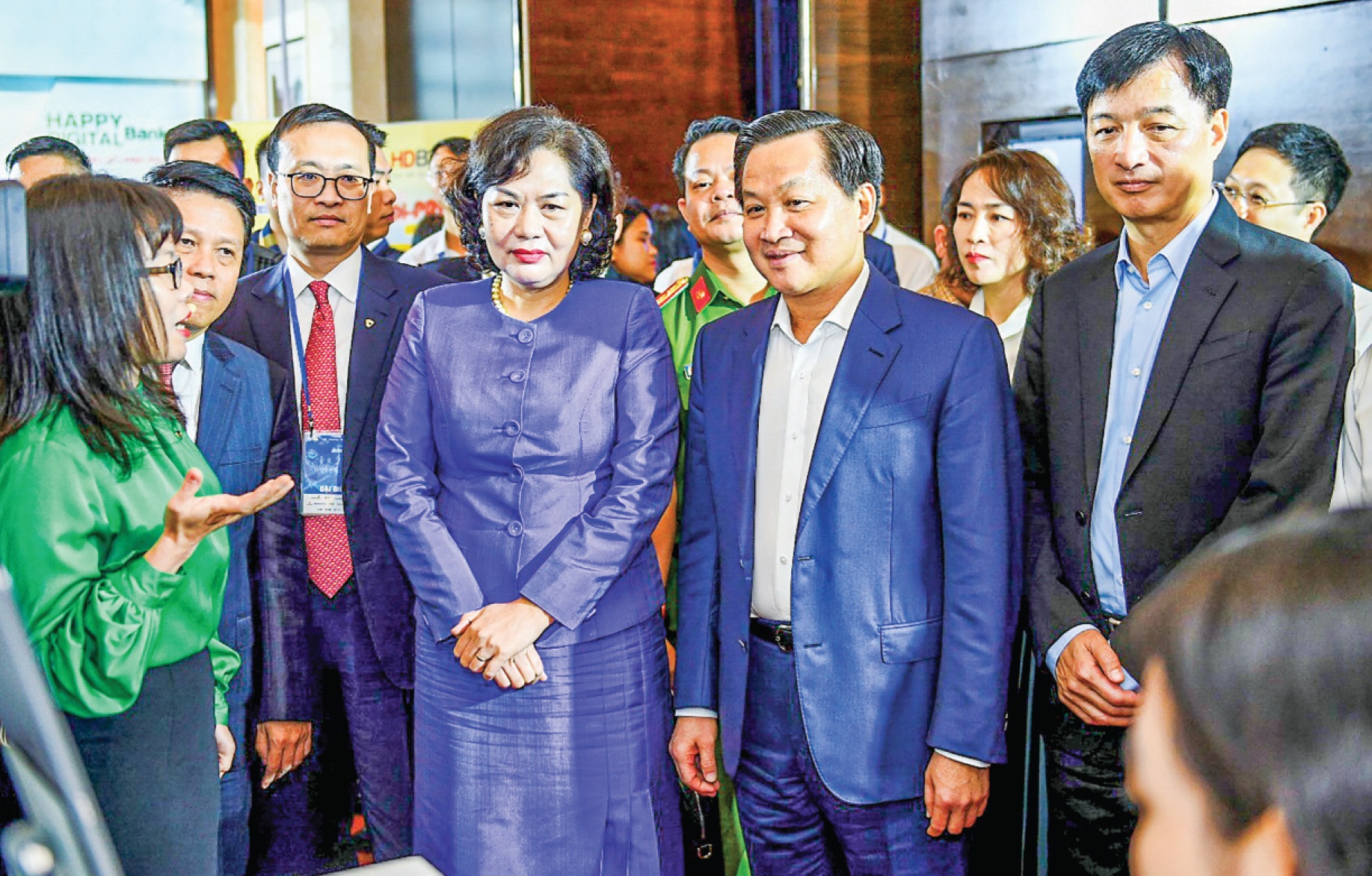 Ban lãnh đạo Vietcombank giới thiệu về sản phẩm dịch vụ của Vietcombank với đoàn đại biểu do Phó Thủ tướng Lê Minh Khái (hàng đầu thứ hai từ phải sang) dẫn đầu tại sự kiện