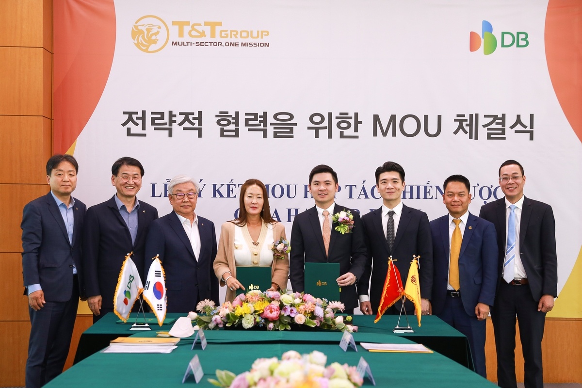 Bà Kim Ju Won, Phó Chủ tịch DB Group và ông Đỗ Vinh Quang, Phó Chủ tịch T&T Group trao đổi thỏa thuận hợp tác chiến lược với sự chứng kiến của lãnh đạo 2 tập đoàn