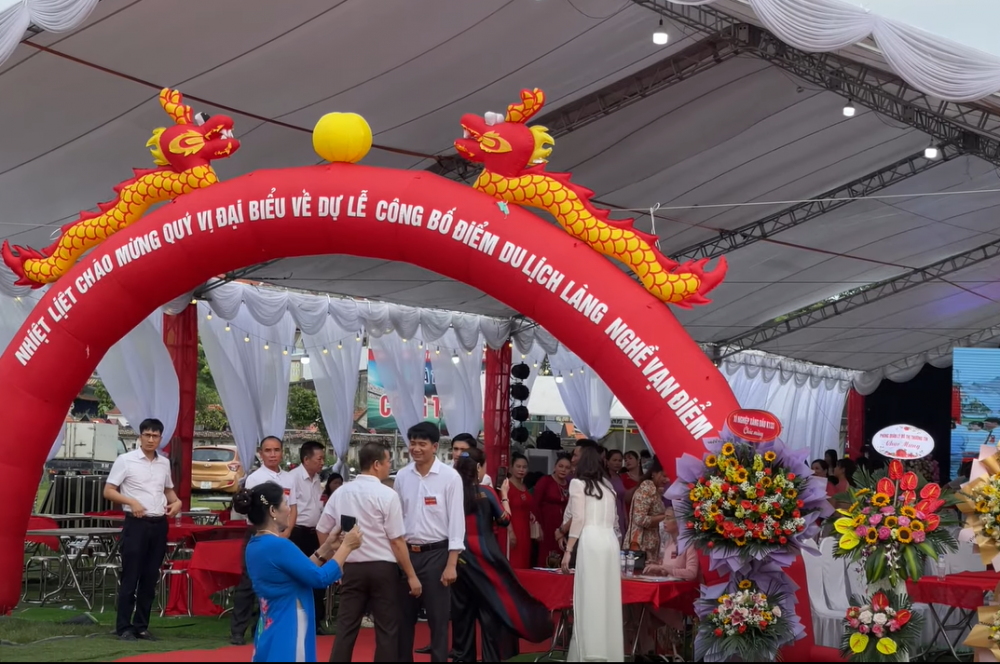 Ngày 28/4/2023, xã Vạn Điểm, huyện Thường Tín trọng thể tổ chức Lễ công bố Quyết định công nhận điểm Du lịch  Làng nghề mộc cao cấp Vạn Điểm