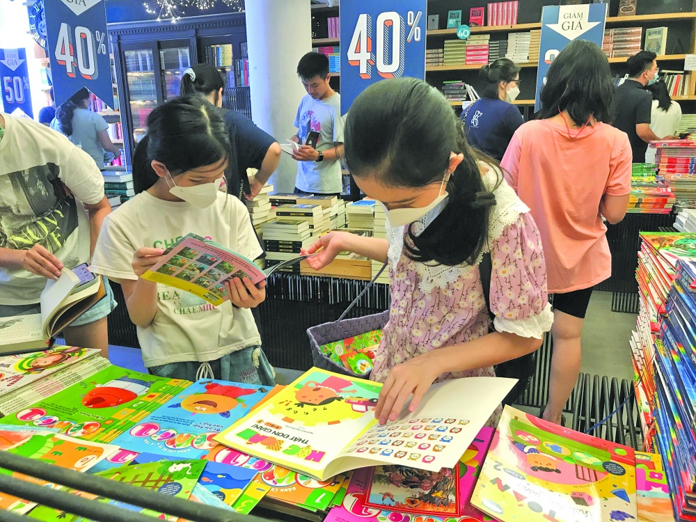 Độc giả nhí lựa chọn sách thiếu nhi cho mùa hè