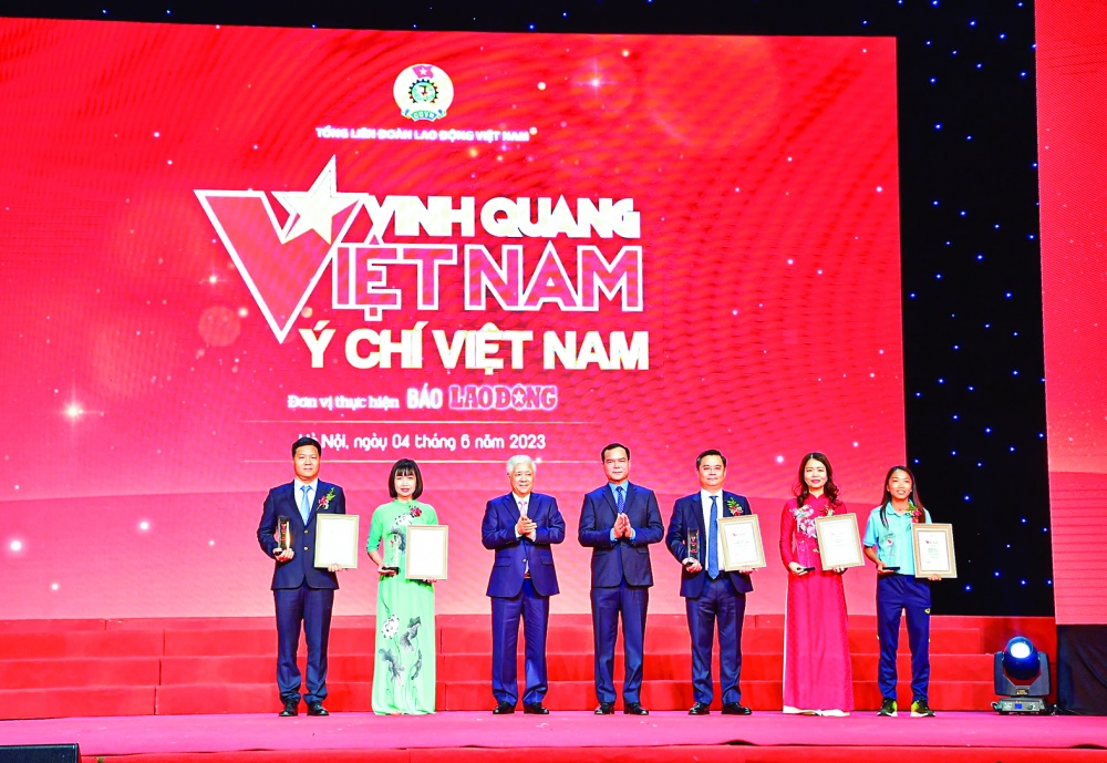 Chủ tịch UBTWMTTQ Việt Nam Đỗ Văn Chiến (thứ 3 từ trái sang) và Chủ tịch Tổng LĐLĐ Việt Nam Nguyễn Đình Khang (thứ 4 từ phải sang)  chúc mừng 5 tập thể được vinh danh tại Chương trình Vinh quang Việt Nam 