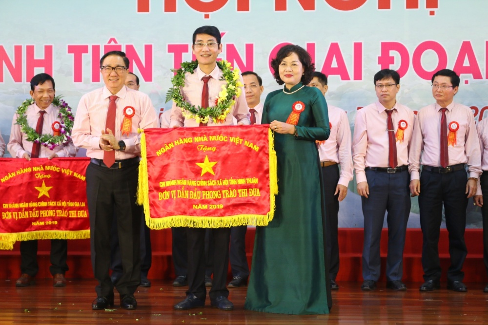 Vận dụng tư tưởng Hồ Chí Minh vào đổi mới công tác thi đua khen thưởng tại NHNN