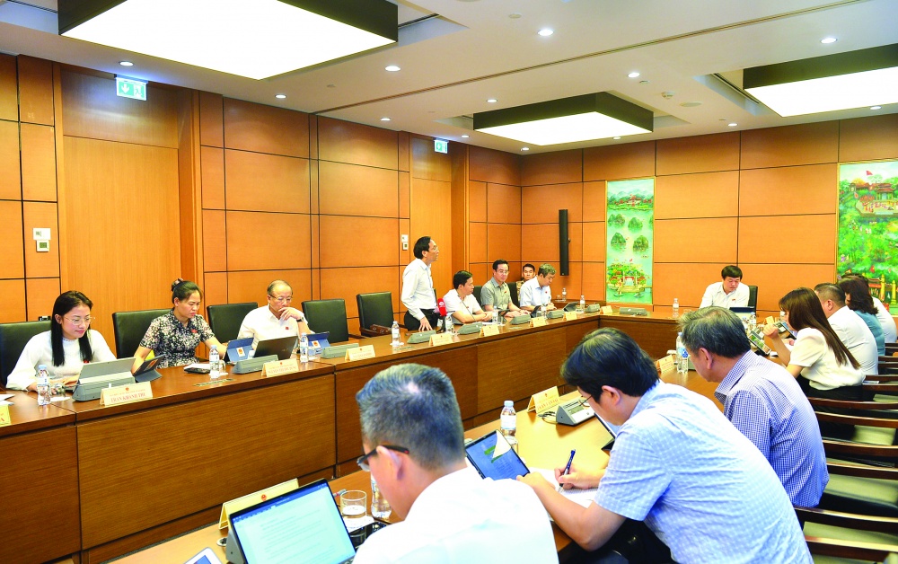 Các đại biểu thảo luận dự án Luật tại Tổ ngày 9/6 Các đại biểu thảo luận dự án Luật tại Tổ ngày 9/6