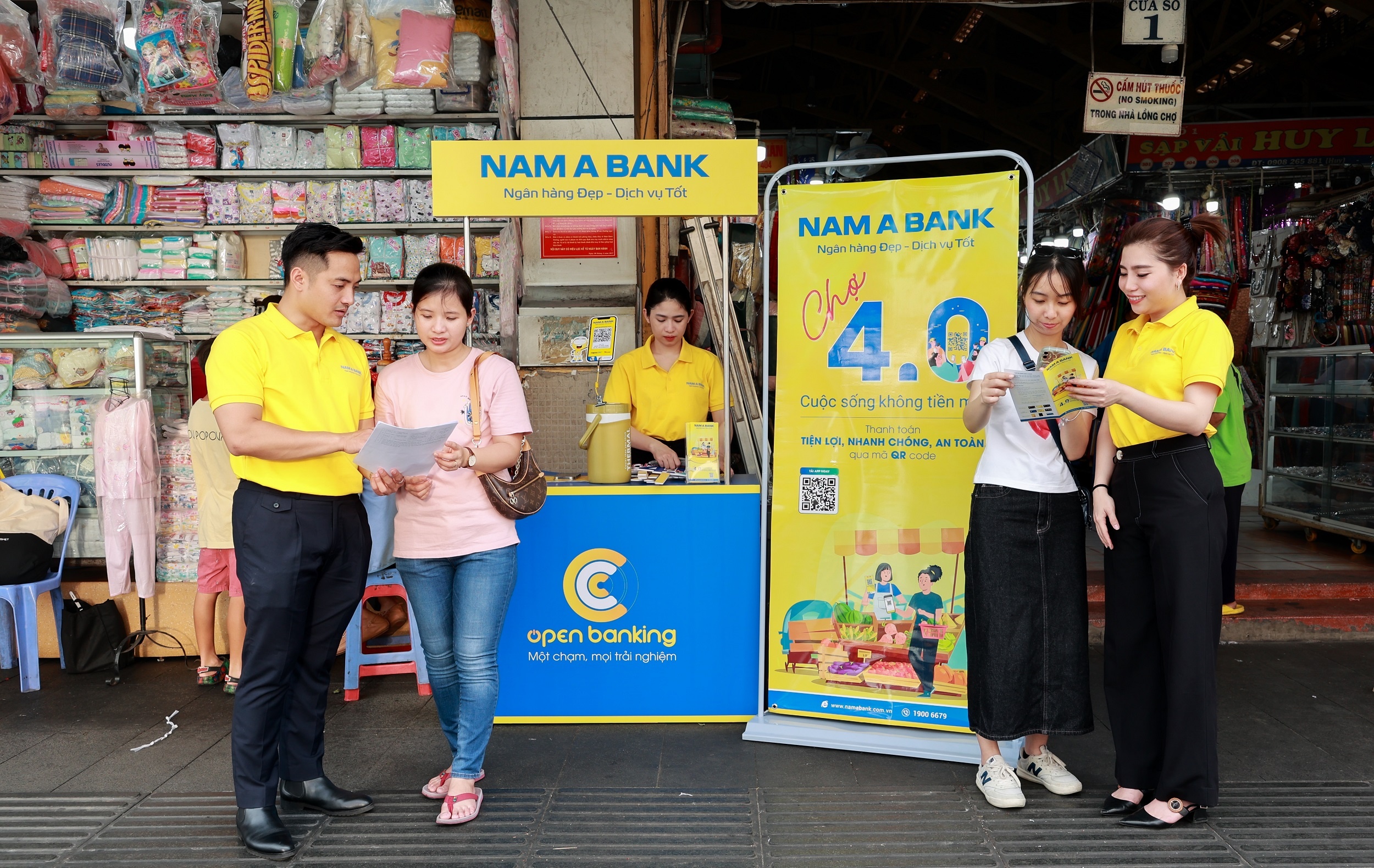 Nam A Bank triển khai chương trình “Chợ 4.0 – Cuộc sống không tiền mặt” phủ sóng tại các chợ trên địa bàn TP HCM. Nam A Bank triển khai chương trình “Chợ 4.0 – Cuộc sống không tiền mặt” phủ sóng tại các chợ trên địa bàn TP HCM.
