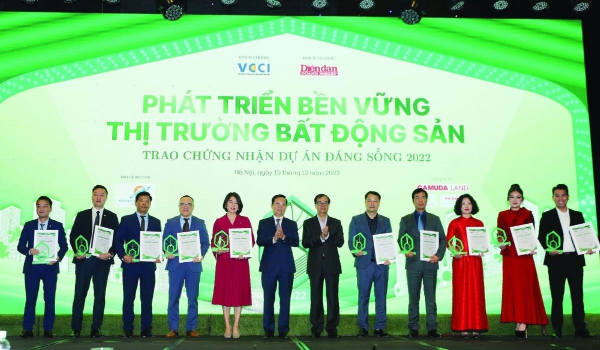 Ban tổ chức chương trình bình chọn “Dự án đáng sống” trao giấy Chứng nhận cho các dự án Ban tổ chức chương trình bình chọn “Dự án đáng sống” trao giấy Chứng nhận cho các dự án