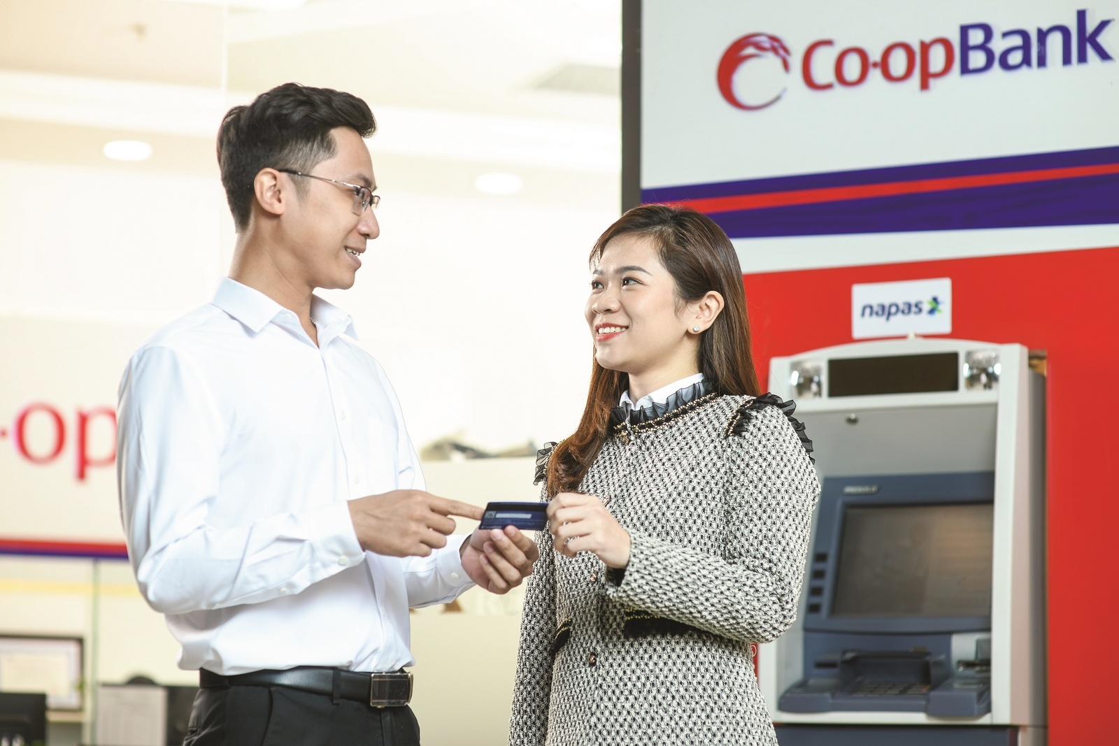 “Chi tiêu thông minh cùng thẻ Chip Co-opBank Napas”. (Ảnh minh họa)