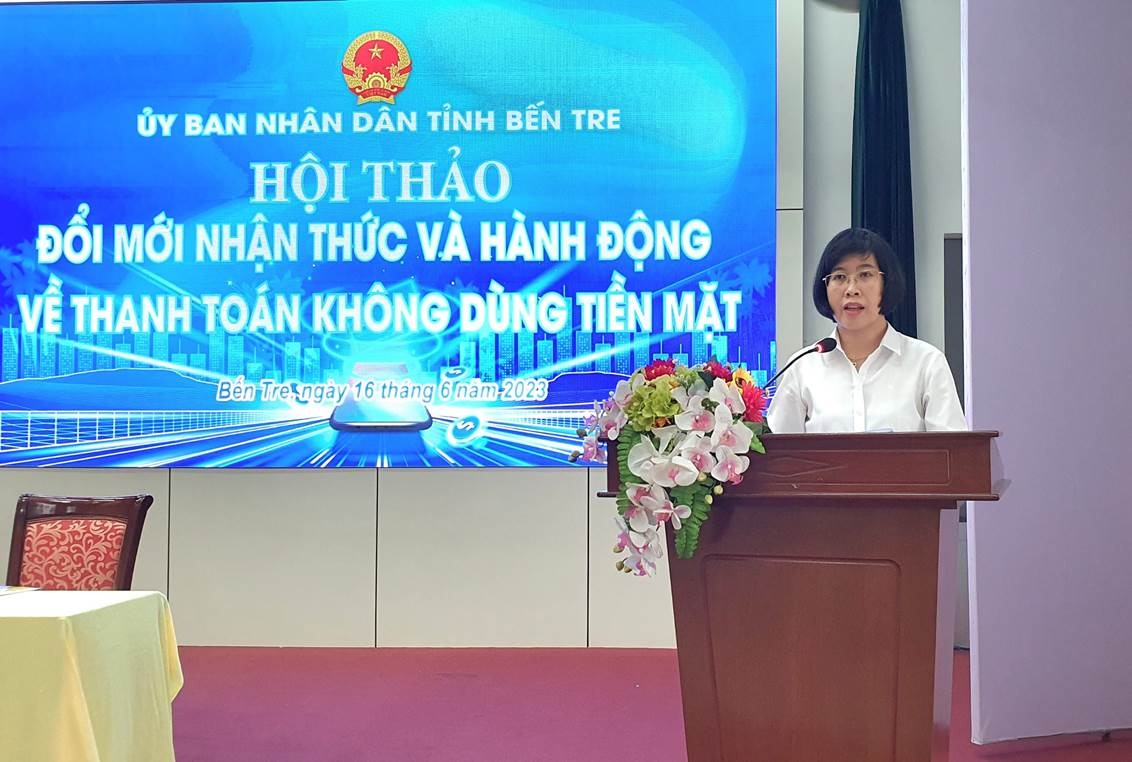 Phó Giám đốc NHNN tỉnh Bùi Thị Thúy Hằng phát biểu tại Hội thảo