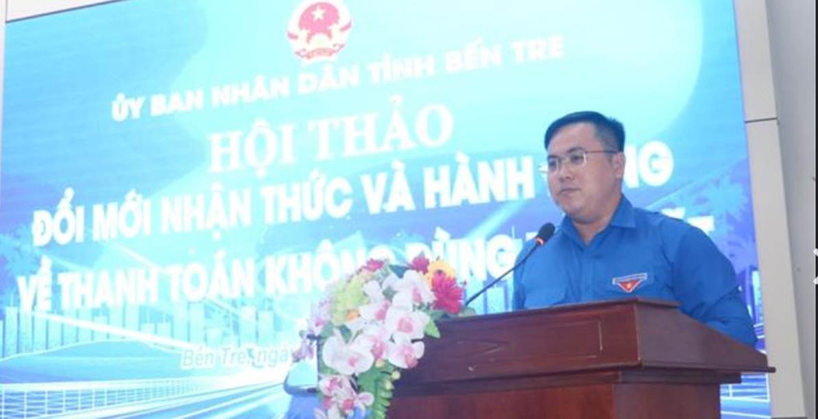 Ông Phan Thanh Trẻ, Phó Bí thư Tỉnh Đoàn Bến Tre, Chủ tịch Hội liên hiệp Thanh niên Việt Nam tỉnh Bến Tre phát biểu tham luận tại Hội thảo