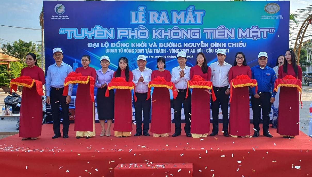 Các đại biểu thực hiện nghi thức cắt băng ra mắt “Tuyến phố không tiền mặt”