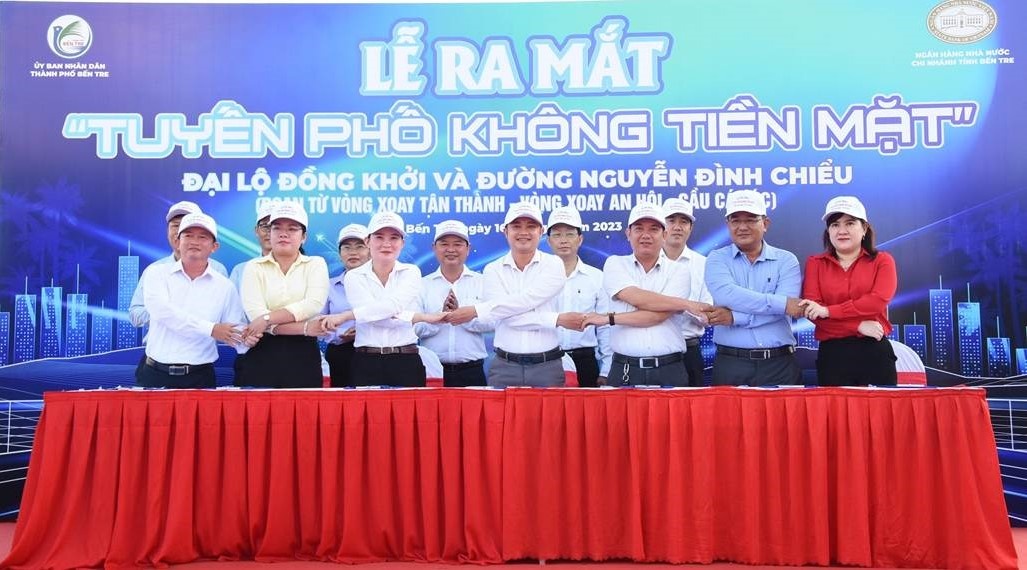 Các đại diện UBND xã, phường trên địa bàn Thành phố Bến Tre ký cam kết hưởng ứng xây dựng “Tuyến phố không tiền mặt”