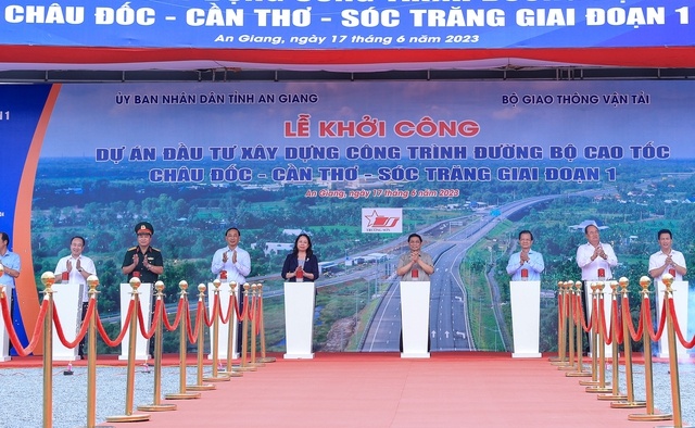 Thủ tướng Phạm Minh Chính, Phó Chủ tịch nước Võ Thị Ánh Xuân cùng các đại biểu bấm nút phát lệnh khởi công dự án đầu tư xây dựng công trình đường bộ cao tốc Châu Đốc - Cần Thơ - Sóc Trăng giai đoạn 1 - Ảnh: VGP Thủ tướng Phạm Minh Chính, Phó Chủ tịch nước Võ Thị Ánh Xuân cùng các đại biểu bấm nút phát lệnh khởi công dự án đầu tư xây dựng công trình đường bộ cao tốc Châu Đốc - Cần Thơ - Sóc Trăng giai đoạn 1 - Ảnh: VGP