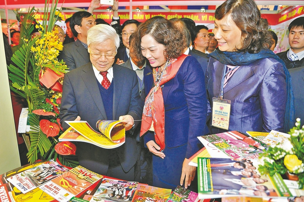 Tổng Bí thư Nguyễn Phú Trọng và Thống đốc NHNN Nguyễn Thị Hồng thăm gian trưng bày báo Xuân của ngành Ngân hàng