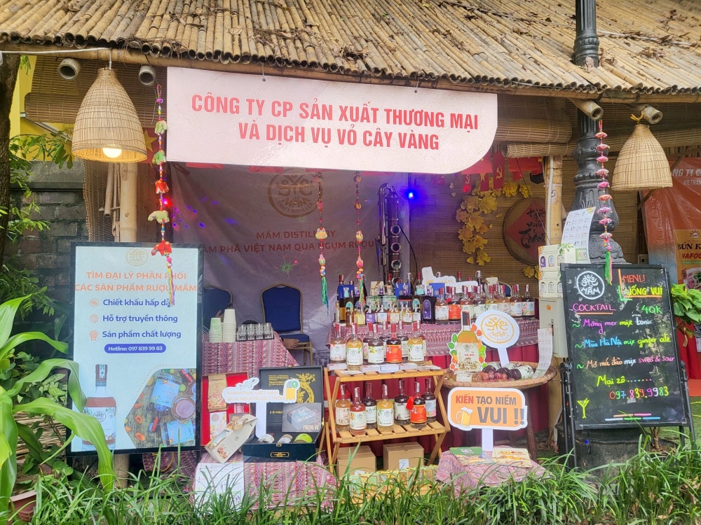 Các DN trưng bày sản phẩm và tìm kiếm đối tác 