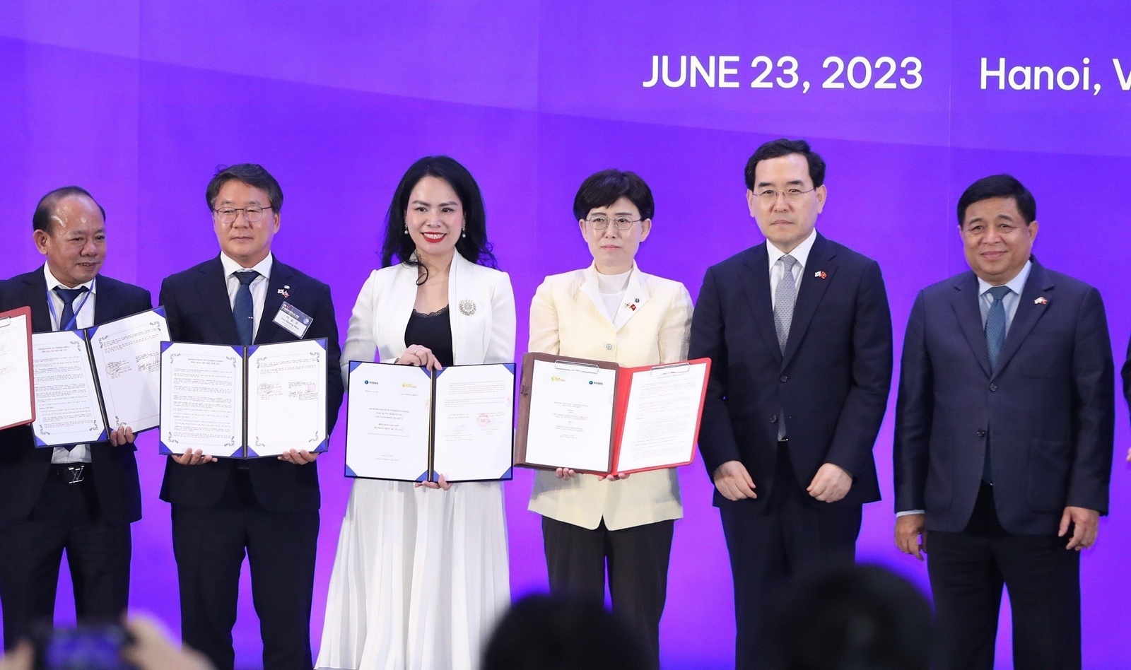 Bà Nguyễn Thị Thanh Bình, Phó Tổng Giám đốc T&T Group (thứ ba từ trái sang) và bà Choi Yeon Hye, Tổng Giám đốc KOGAS (thứ tư từ trái sang) trao biên bản ghi nhớ hợp tác trong khuôn khổ Diễn đàn Kinh tế Việt Nam - Hàn Quốc