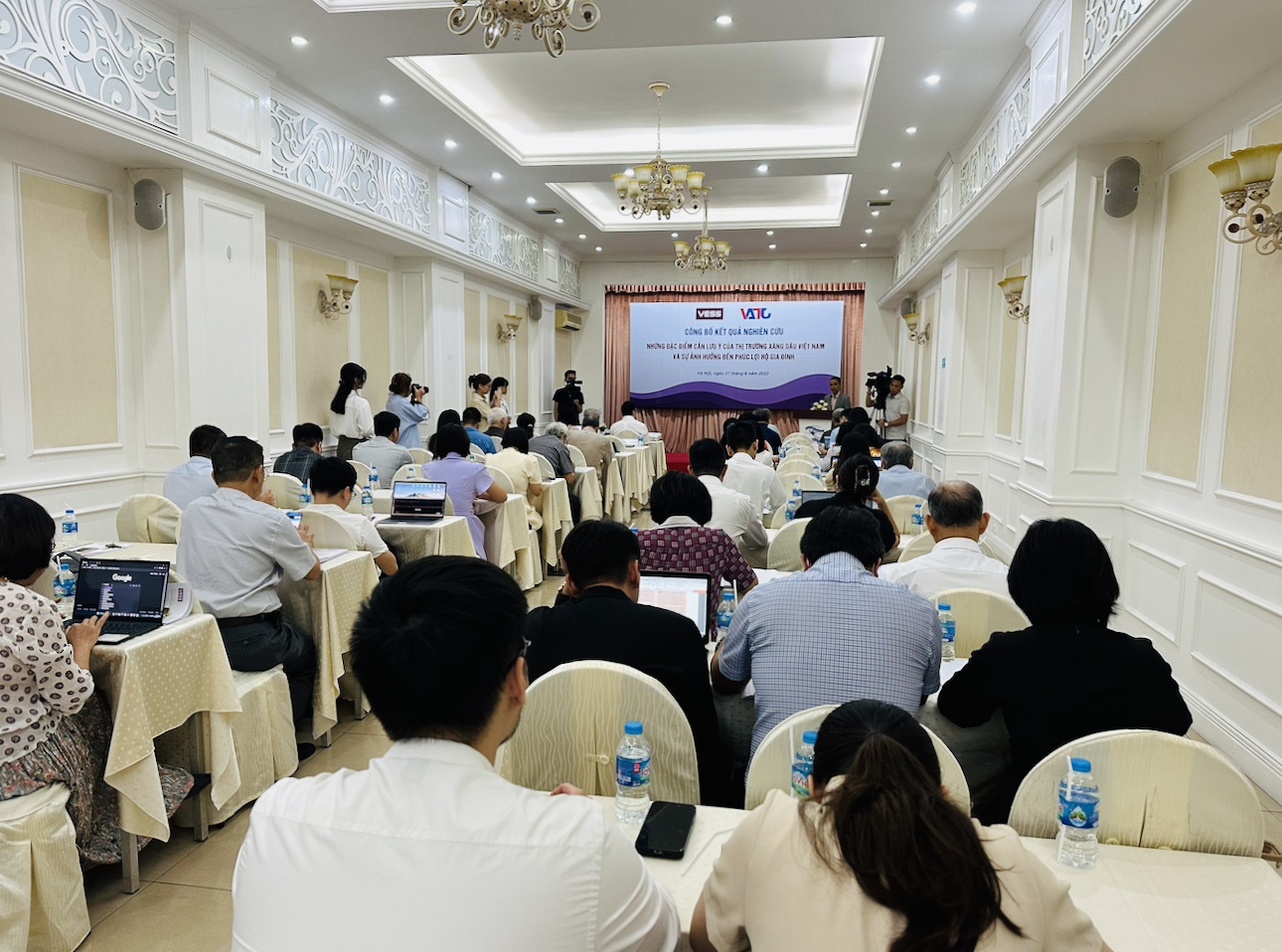 Giá xăng dầu ảnh hưởng đến phúc lợi hộ gia đình Giá xăng dầu ảnh hưởng đến phúc lợi hộ gia đình