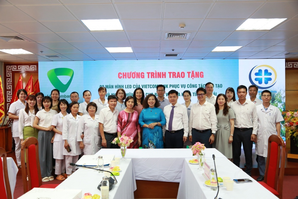 Vietcombank trao tặng 2 màn hình Led cho Bệnh viện Đa khoa tỉnh Yên Bái