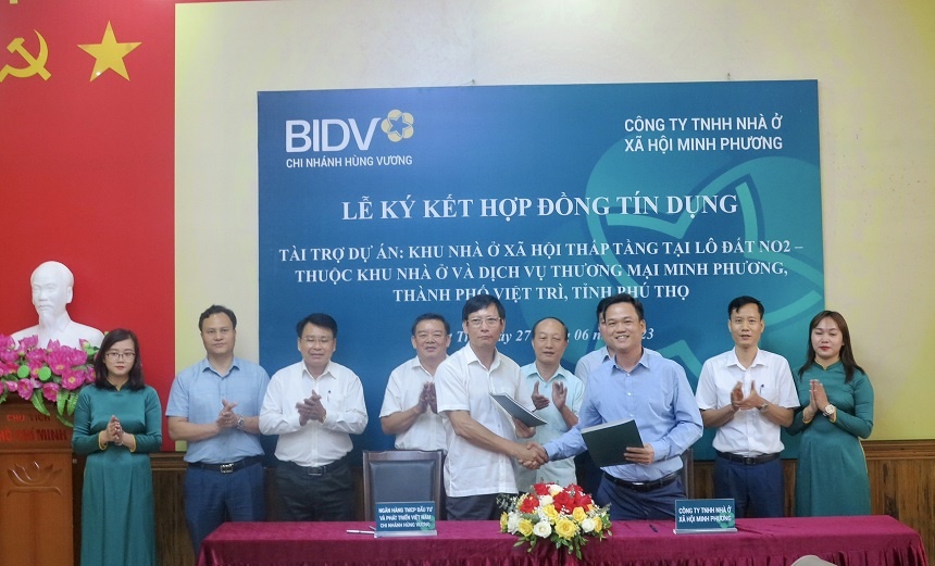 Lãnh đạo NHNN chi nhánh Phú Thọ và các ban ngành chứng kiến Lễ ký kết