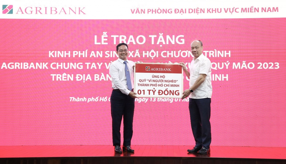 Ông Nguyễn Minh Trí - Thành viên Hội đồng thành viên Agribank, Trưởng Văn phòng đại diện khu vực miền Nam (phải) và ông Phạm Minh Tuấn - Phó Chủ tịch Ủy ban MTTQ Việt Nam - TP.HCM trao nhận biểu trưng tài trợ an sinh xã hội trị giá 1 tỉ đồng Ông Nguyễn Minh Trí - Thành viên Hội đồng thành viên Agribank, Trưởng Văn phòng đại diện khu vực miền Nam (phải) và ông Phạm Minh Tuấn - Phó Chủ tịch Ủy ban MTTQ Việt Nam - TP.HCM trao nhận biểu trưng tài trợ an sinh xã hội trị giá 1 tỉ đồng