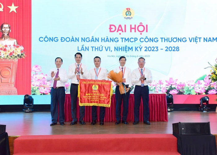 Tổng LĐLĐ Việt Nam tặng Cờ Thi đua cho Công đoàn VietinBank