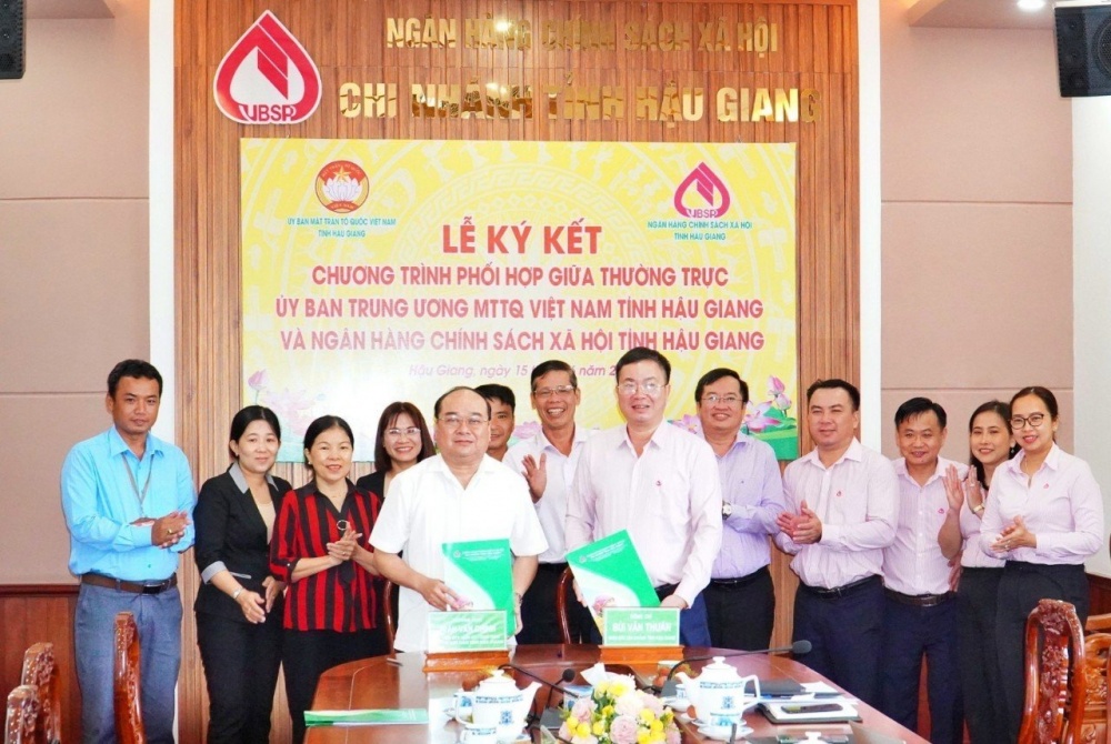 Hậu Giang: NHCSXH ký kết chương trình phối hợp với UBMTTQ tỉnh Hậu Giang: NHCSXH ký kết chương trình phối hợp với UBMTTQ tỉnh