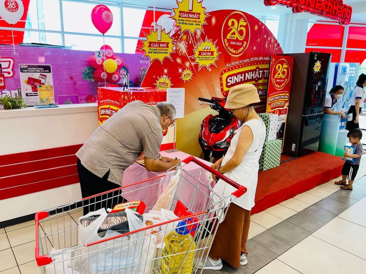 Người tiêu dùng điền thông tin để tham gia chương trình rút thăm trúng thưởng