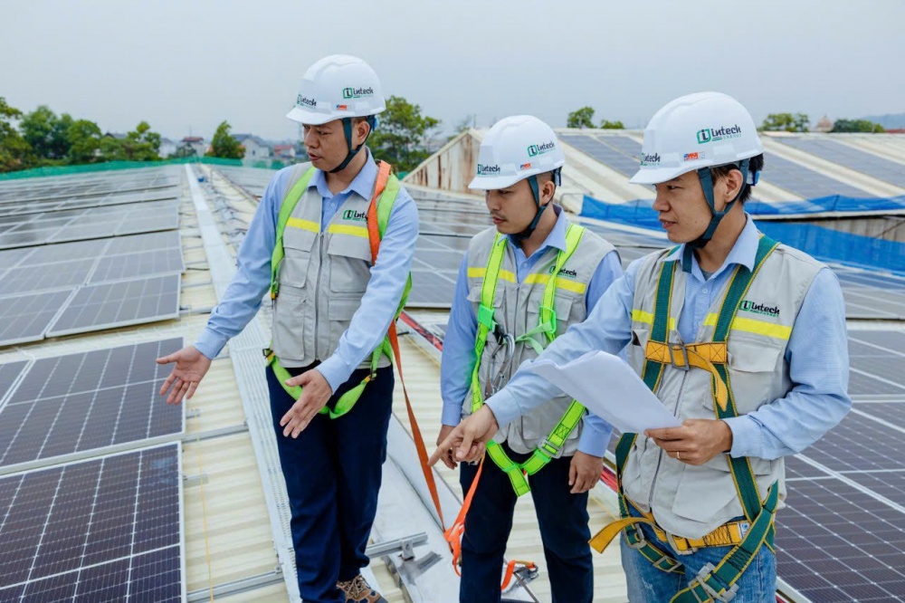 Các kỹ sư kiểm tra lắp đặt hệ thống điện mặt trời mái nhà
