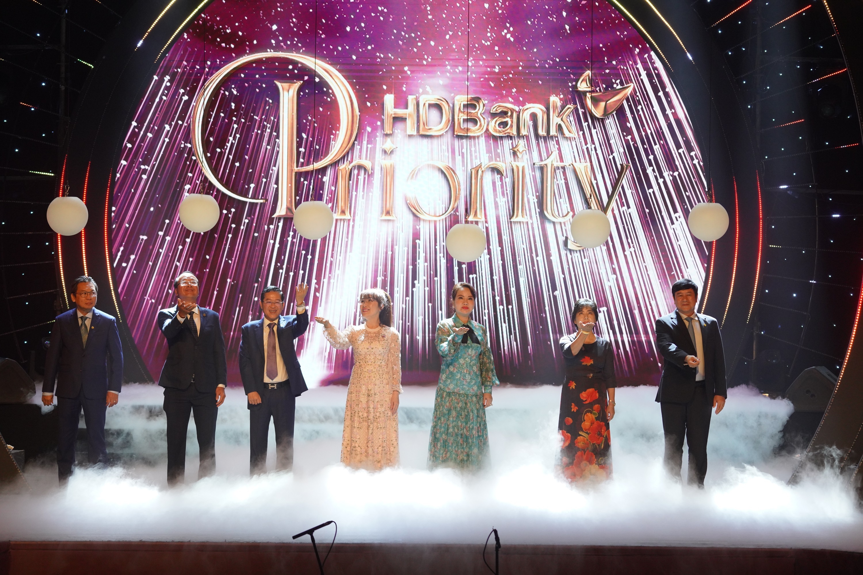 Tại đêm nhạc này, HDBank đã chính thức ra mắt Dịch vụ khách hàng đặc biệt HDBank Priority - “Tận hưởng đặc quyền, gia tăng lợi ích” với những sản phẩm được thiết kế chuyên biệt, ưu đãi Tại đêm nhạc này, HDBank đã chính thức ra mắt Dịch vụ khách hàng đặc biệt HDBank Priority - “Tận hưởng đặc quyền, gia tăng lợi ích” với những sản phẩm được thiết kế chuyên biệt, ưu đãi