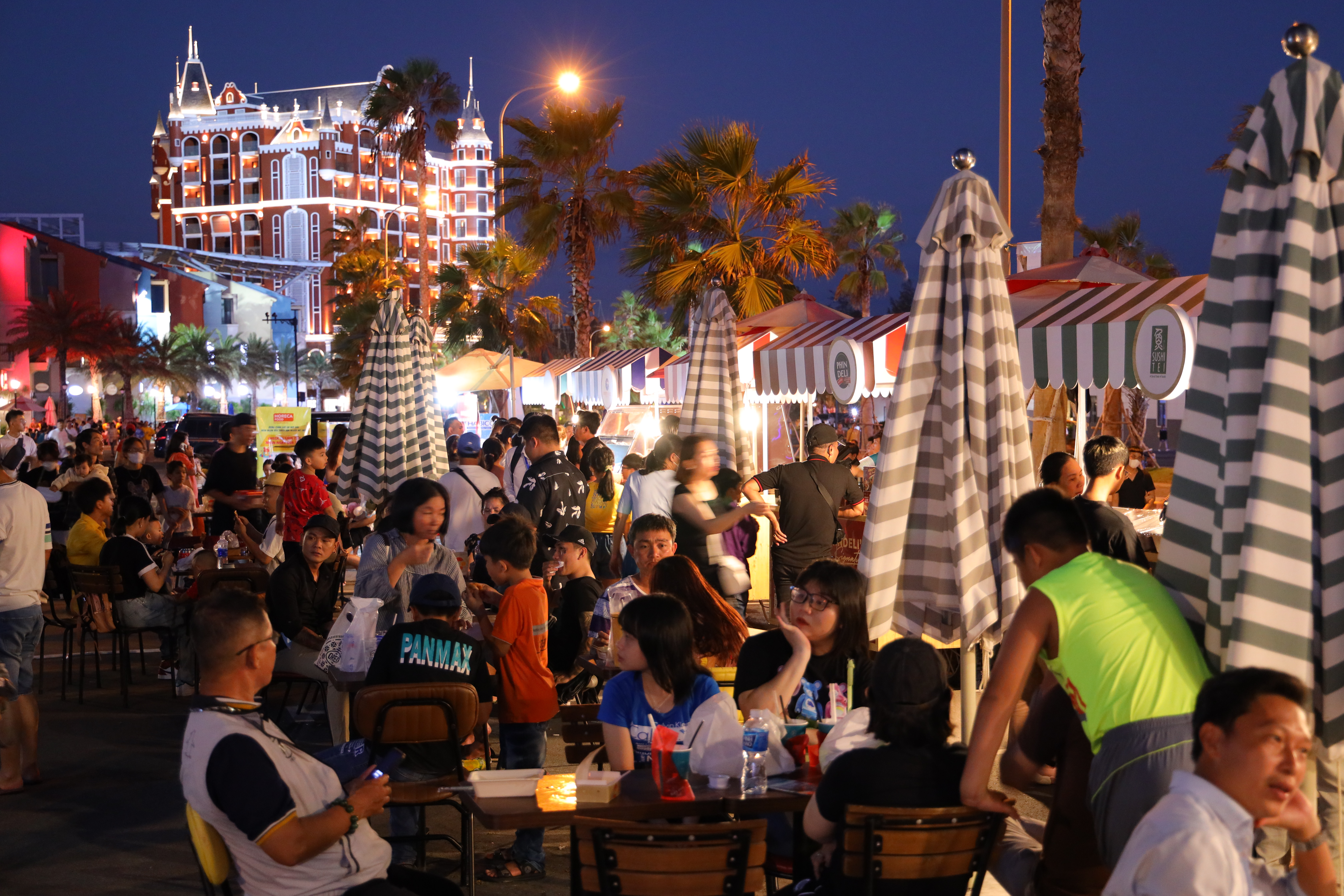 Dãy shophouse mặt tiền đường ven biển là điểm đến “must-try” của bất kỳ du khách nào khi ghé đến NovaWorld Phan Thiet