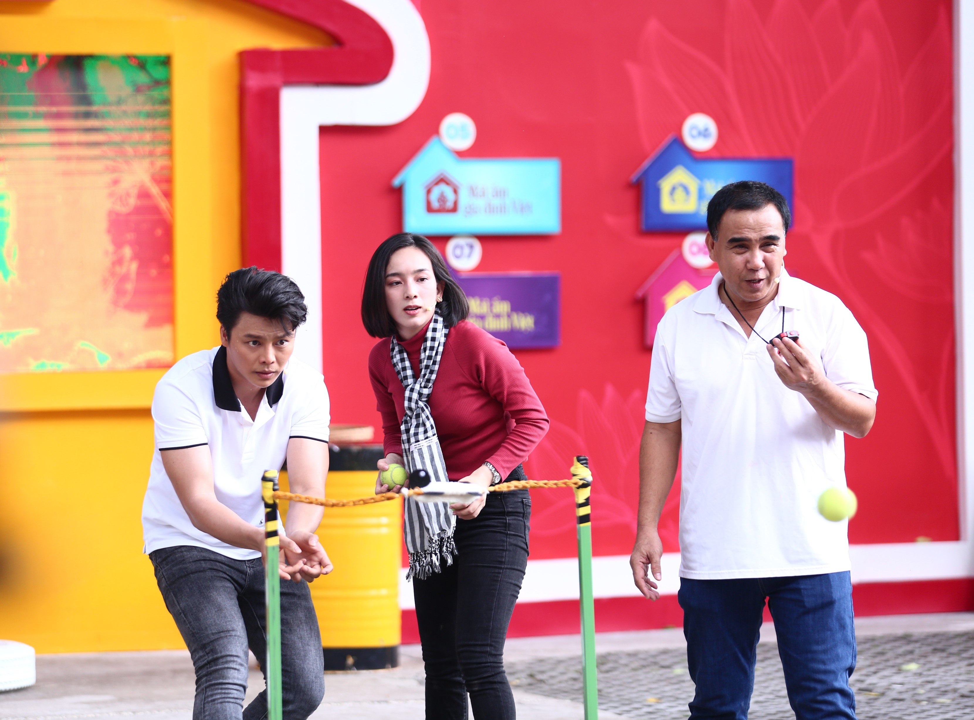 Võ Minh Lâm và Mai Anh phải liên tục chạy đua với chiếc đồng hồ bấm giờ trên tay MC Quyền Linh ./. Võ Minh Lâm và Mai Anh phải liên tục chạy đua với chiếc đồng hồ bấm giờ trên tay MC Quyền Linh ./.