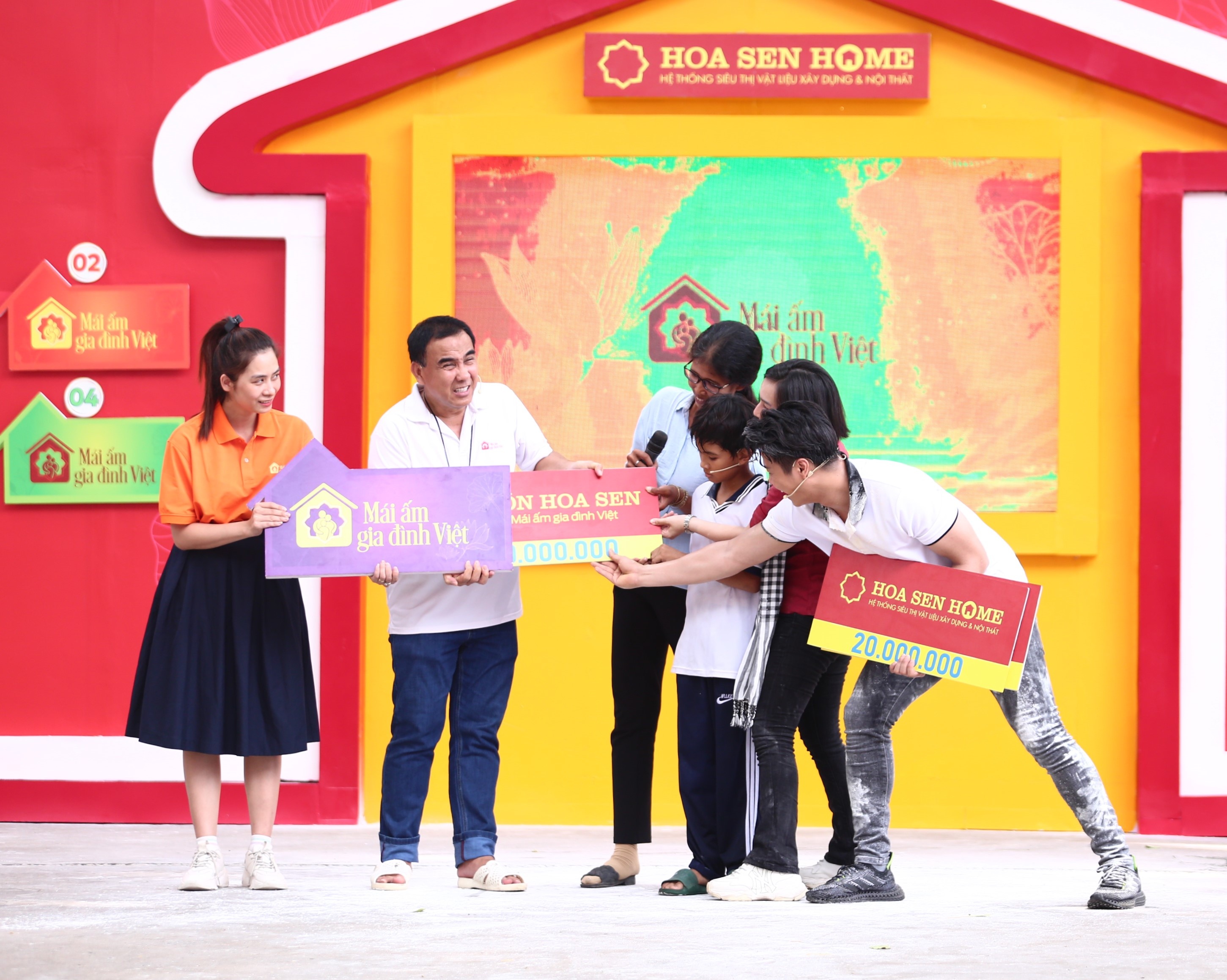 Hồi hộp, căng thẳng trong phần rút bảng logo “Mái ấm gia đình Việt” ./. Hồi hộp, căng thẳng trong phần rút bảng logo “Mái ấm gia đình Việt” ./.