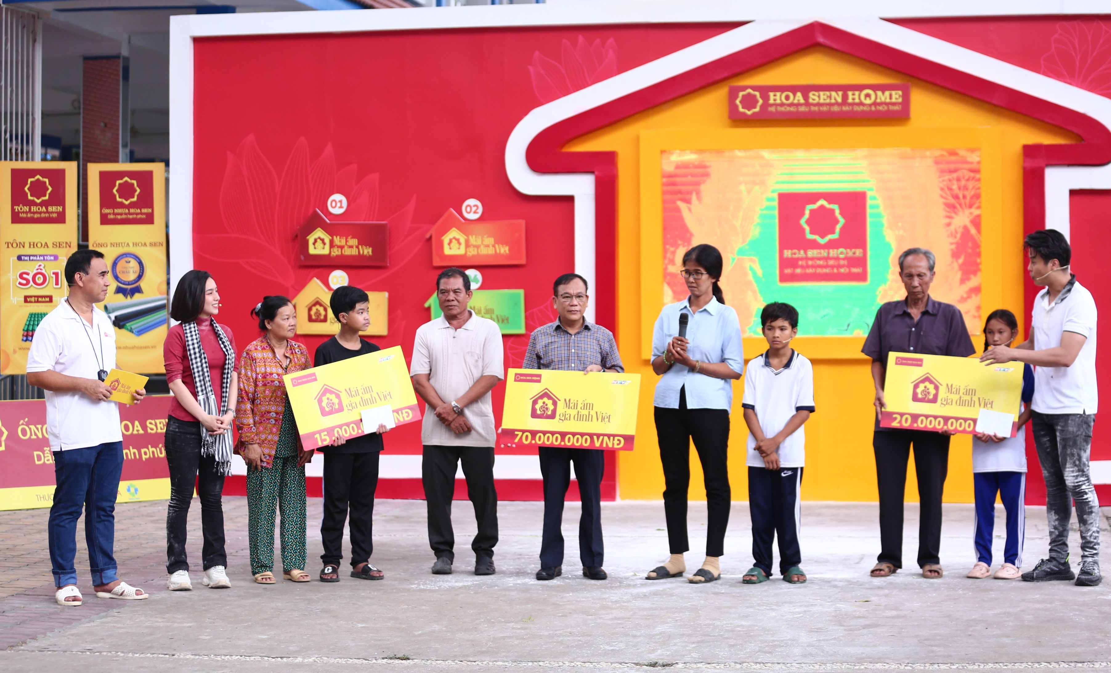 Những phần quà giá trị của chương trình cùng sự hỗ trợ đến từ các nghệ sĩ sẽ giúp các em nhỏ mồ côi trong “Mái ấm gia đình Việt” viết tiếp ước mơ đến trường của mình ./. Những phần quà giá trị của chương trình cùng sự hỗ trợ đến từ các nghệ sĩ sẽ giúp các em nhỏ mồ côi trong “Mái ấm gia đình Việt” viết tiếp ước mơ đến trường của mình ./.