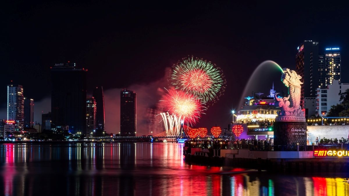 “Thủ phủ pháo hoa” Đà Nẵng lung linh trong đêm