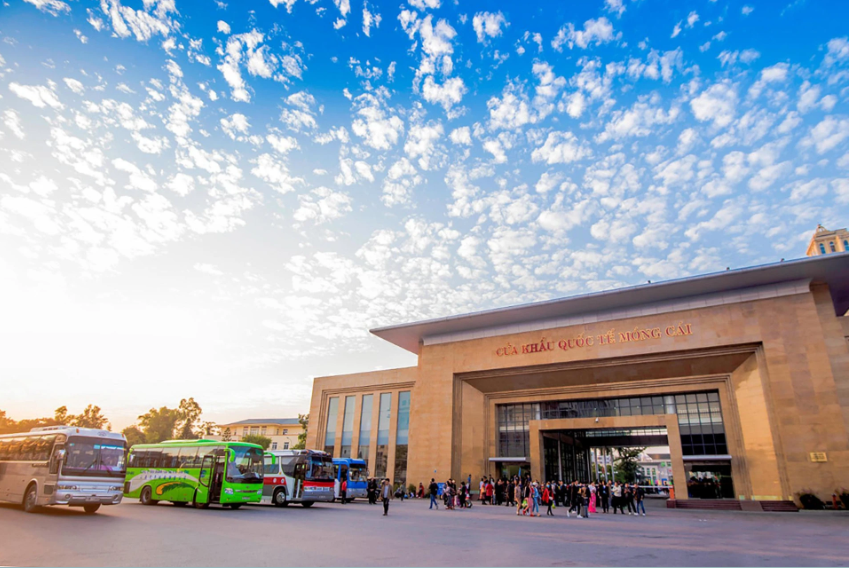 Cửa khẩu quốc tế Móng Cái là nơi diễn ra các hoạt động xuất - nhập khẩu hàng hoá. Trong năm 2022, dù phía Trung Quốc tạm ngừng thông quan trong thời điểm dịch bệnh, tổng kim ngạch xuất nhập khẩu của thành phố vẫn đạt 3,5 tỷ USD