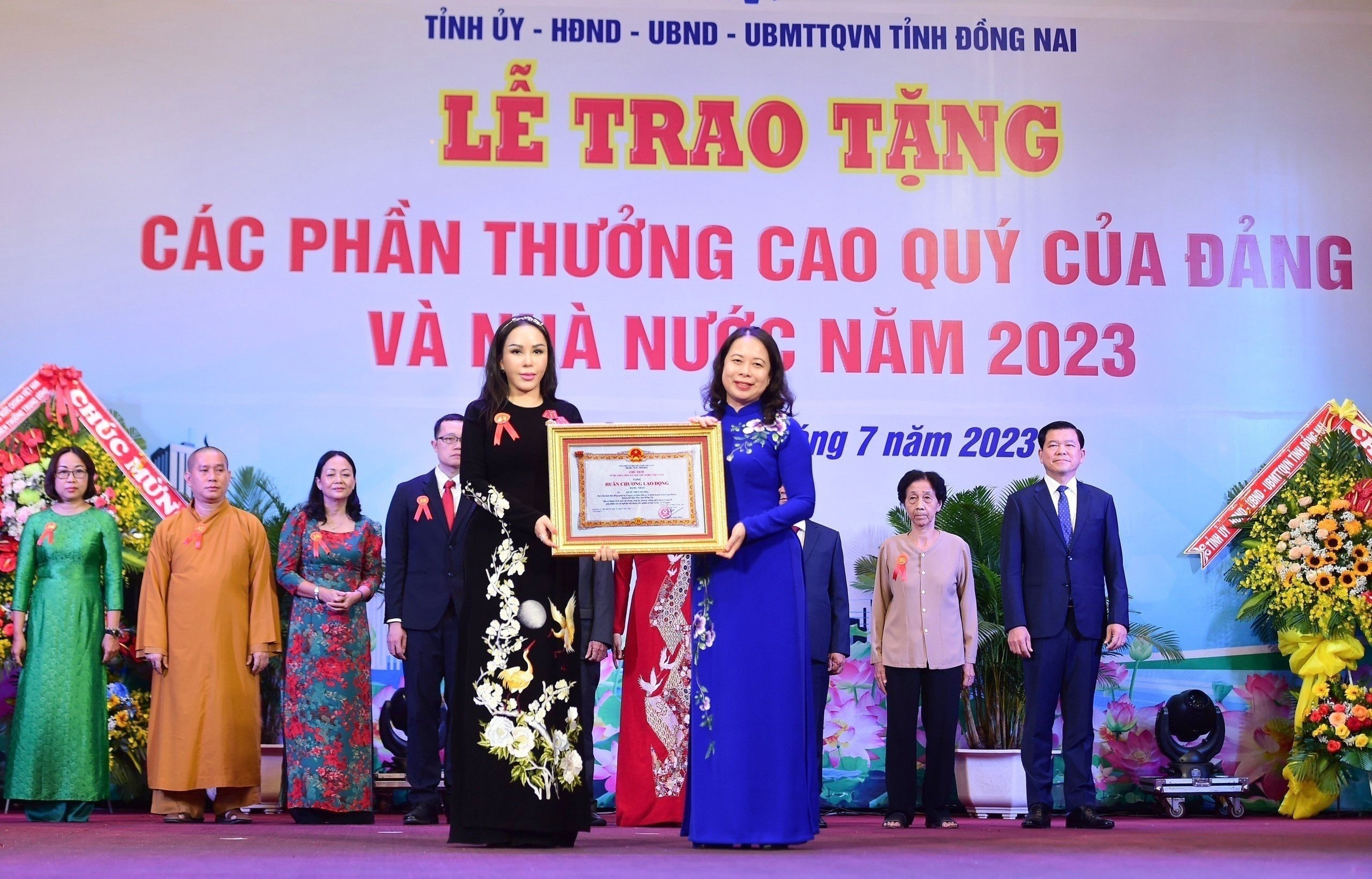 Phó Chủ tịch nước Võ Thị Ánh Xuân trao Huân chương Lao động hạng Nhất cho bà Lê Nữ Thùy Dương – Phó Chủ tịch Tập đoàn KN Holdings. Phó Chủ tịch nước Võ Thị Ánh Xuân trao Huân chương Lao động hạng Nhất cho bà Lê Nữ Thùy Dương – Phó Chủ tịch Tập đoàn KN Holdings.