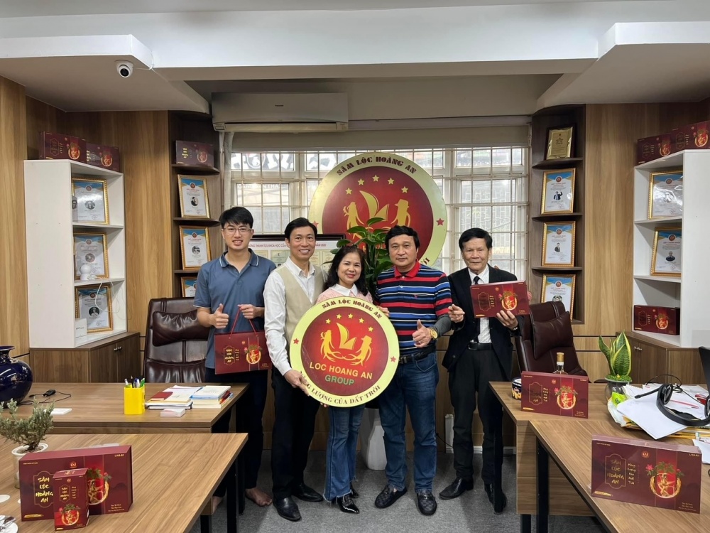 Chủ tịch Đinh Văn Hiến (thứ 2 từ phải sang) cùng đối tác là các Doanh nhân chuyên XNK hàng Nga đến trụ sở Công ty để đăng ký ID và ký HĐ làm Đại lý chính thức và là đối tác chiến lược của Sâm LHA