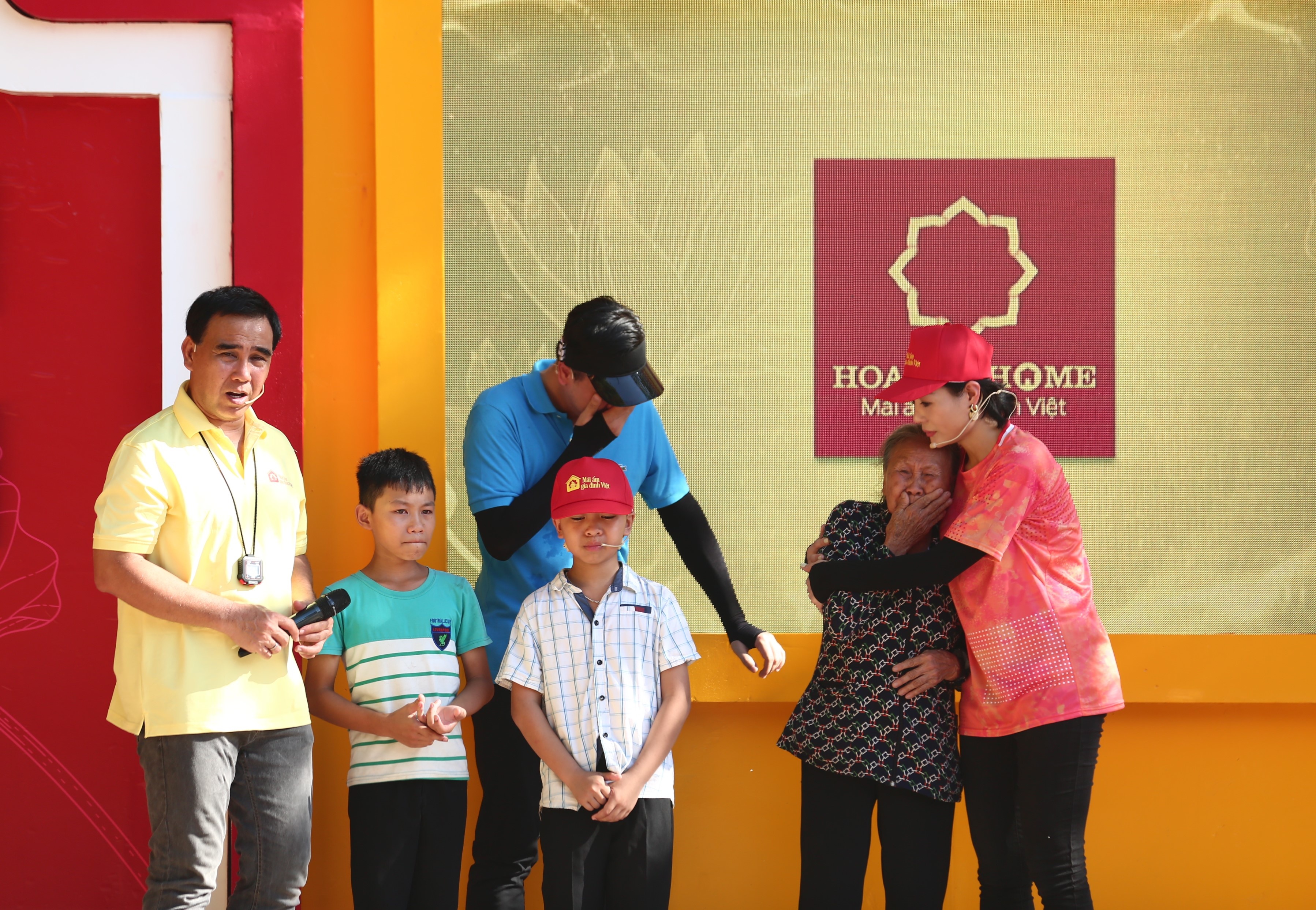Các nghệ sĩ tham gia “Mái ấm gia đình Việt” khóc nghẹn trước hoàn cảnh của các em nhỏ mồ côi