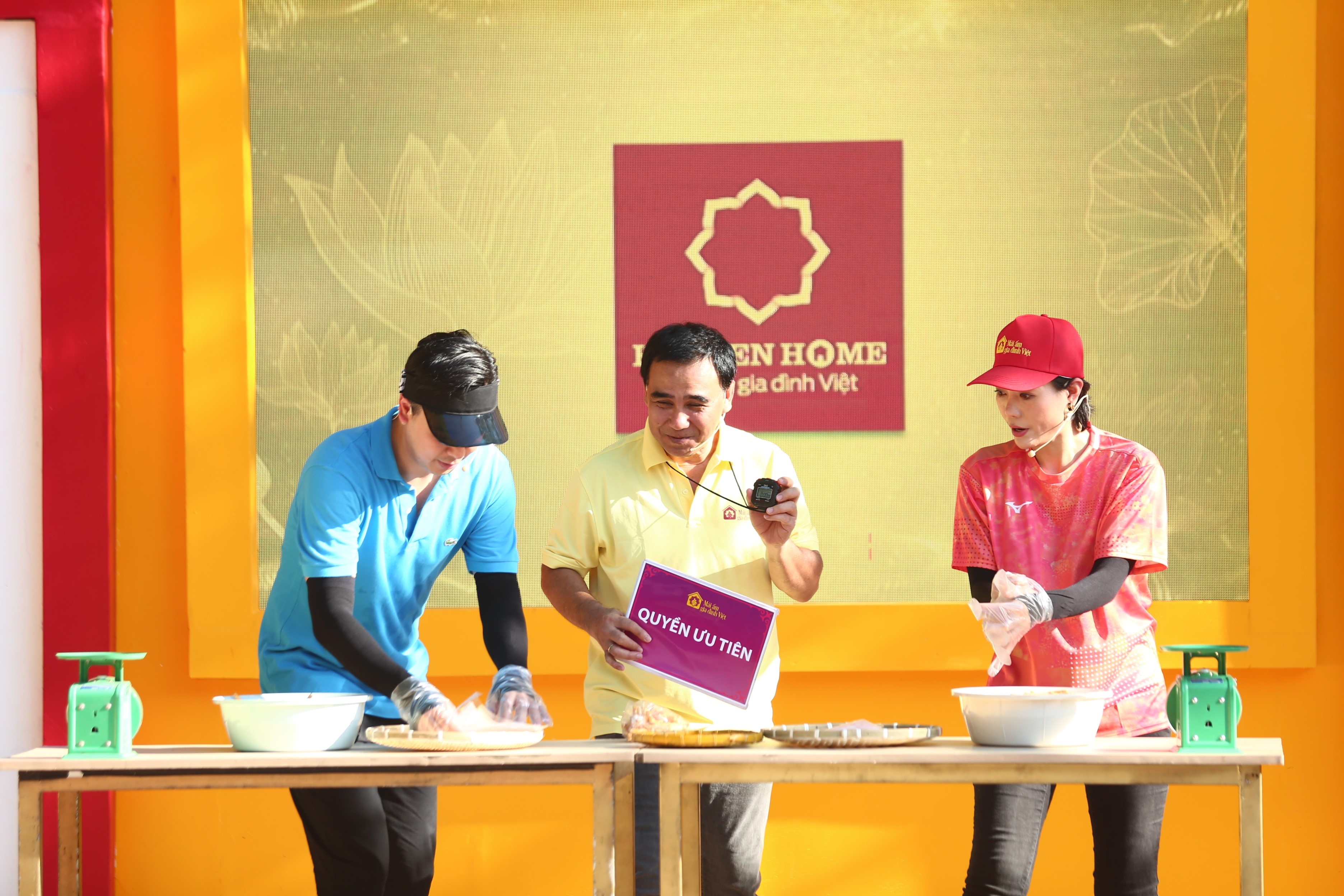 Tạm gát lại những nỗi buồn, hai nghệ sĩ nỗ lực hết mình chạy đua với chiếc đồng hồ bấm giờ của MC Quyền Linh để mang lại những phần quà có giá trị cho các em nhỏ mồ côi