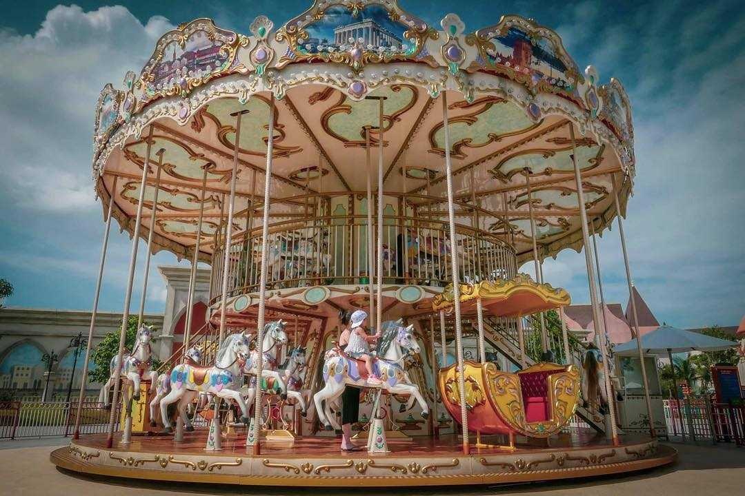 Tận hưởng thiên đường giải trí VinWonders với những trò chơi hấp dẫn tại Vịnh biển Bốn mùa Paradise Bay, Công viên biển tạo sóng nhân tạo Royal Wave Park,...cùng 1001 hoạt động trải nghiệm mua sắm, lễ hội, ẩm thực suốt 365 ngày trong năm Tận hưởng thiên đường giải trí VinWonders với những trò chơi hấp dẫn tại Vịnh biển Bốn mùa Paradise Bay, Công viên biển tạo sóng nhân tạo Royal Wave Park,...cùng 1001 hoạt động trải nghiệm mua sắm, lễ hội, ẩm thực suốt 365 ngày trong năm