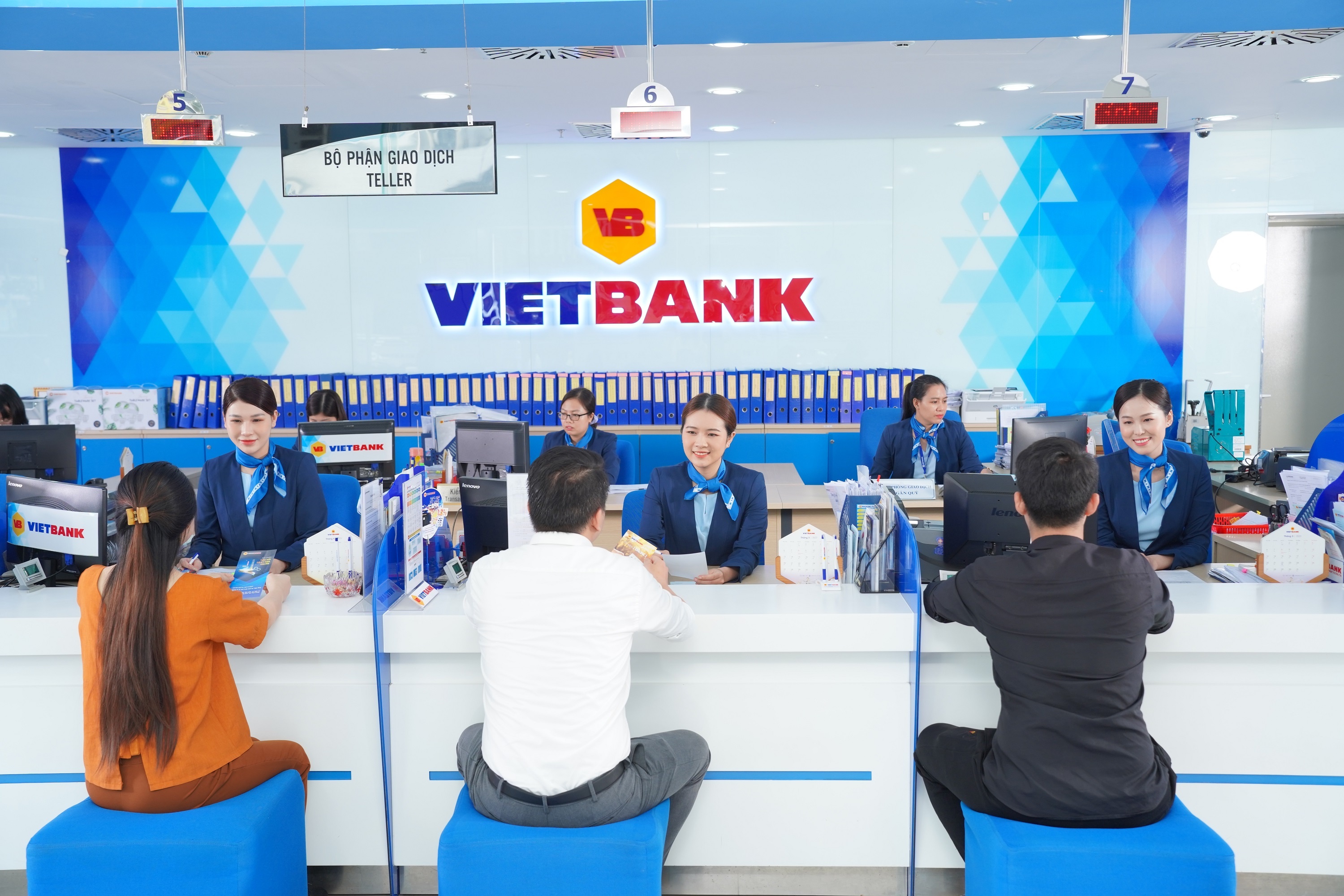 Ảnh khách hàng giao dịch tại Vietbank.