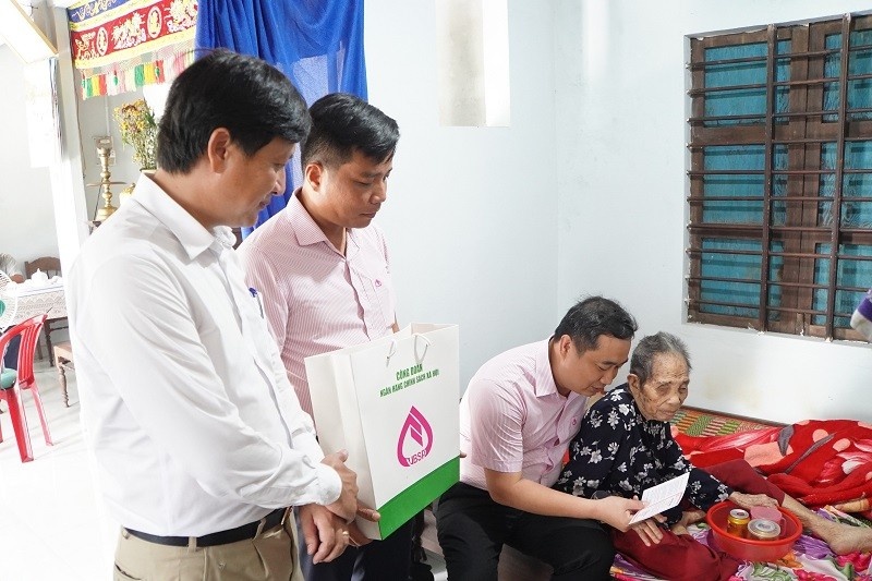 NHCSXH chi nhánh Thừa Thiên-Huế thăm, tặng quà dịp 27/7