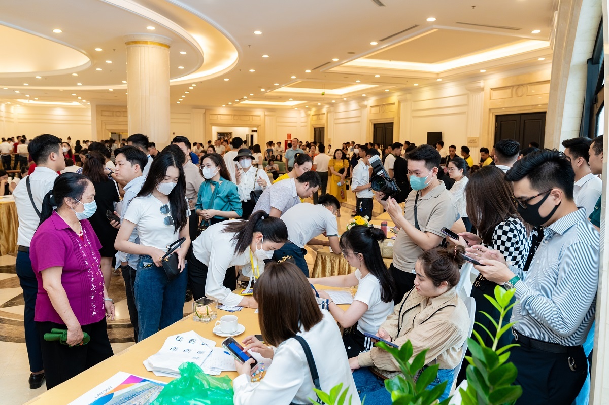 Sự kiện ra mắt Mega Grand World Hà Nội thu hút hàng nghìn khách hàng tham dự - được ví như bom tấn kích hoạt lại sự sôi động của thị trường.