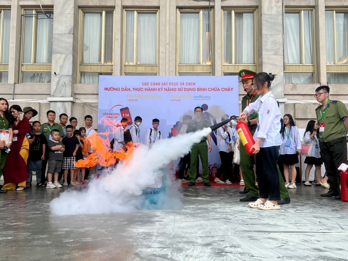  Hướng dẫn học sinh kĩ năng dùng bình cứu hỏa